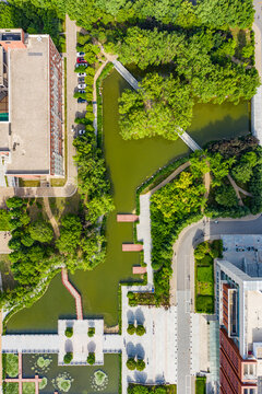 航拍郑州轻工业大学高校水景观