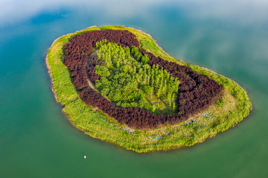航拍爱心形小岛浪漫大自然岛屿