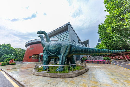 河南自然博物馆大门外恐龙模型