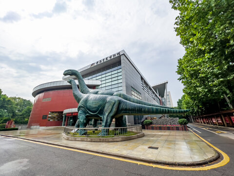 河南自然博物馆大门外恐龙模型