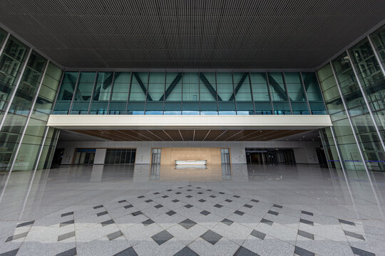 郑州航空港站高铁站大厅服务台