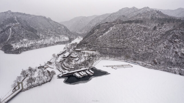 冰雪中的水长城