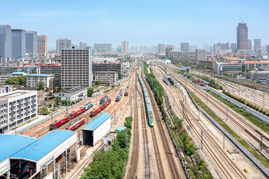 绿巨人动车组驶过长沙城区