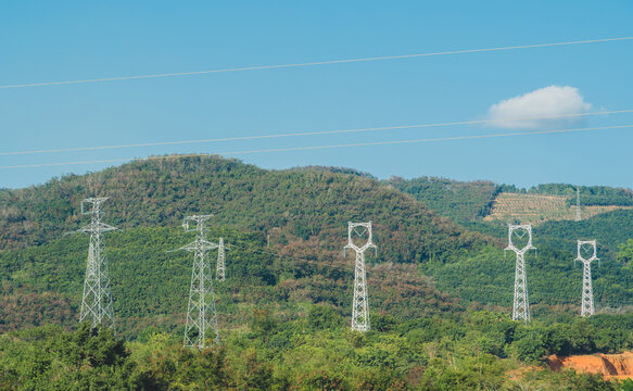 山上电力铁塔的低角度视图