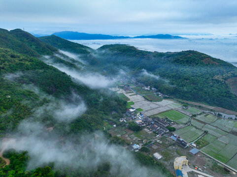 温州平阳云雾下的山与田园村庄