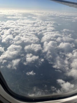 坐在飞机上拍的云层