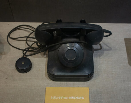 博物馆文物电话机