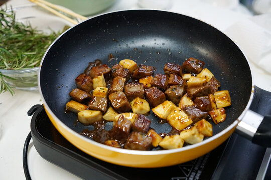 牛肉粒烹饪过程