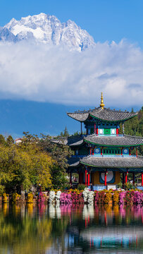 丽江古城黑龙潭景区雪山景色