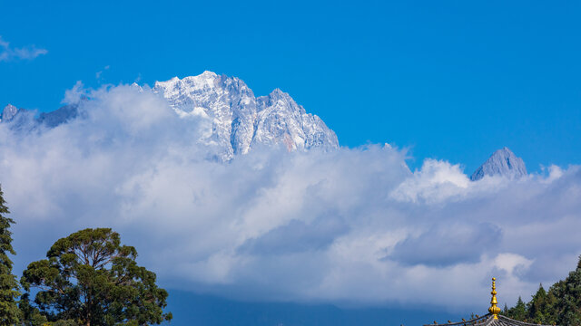 丽江黑龙潭公园玉龙雪山远景