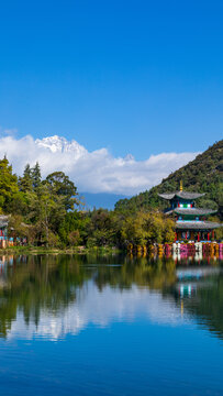 丽江黑龙潭公园玉龙雪山远景