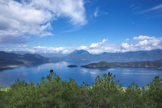 丽江泸沽湖格姆女神山全景