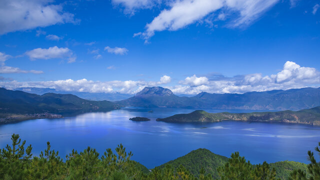 丽江泸沽湖格姆女神山全景