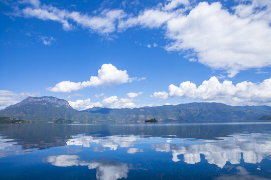 丽江泸沽湖格姆女神山全景