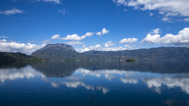 丽江泸沽湖格姆女神山全景