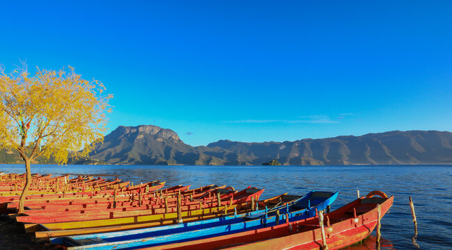 云南丽江泸沽湖秋景