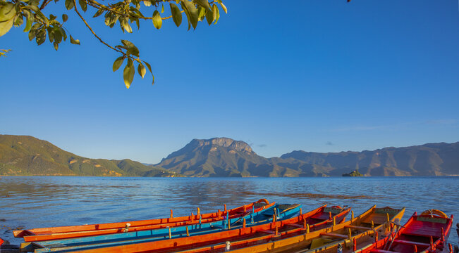 云南丽江泸沽湖秋景