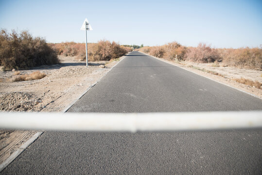 沙漠里的公路