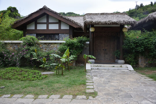 仿古茅屋