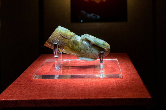 南越王博物院犀角形玉杯