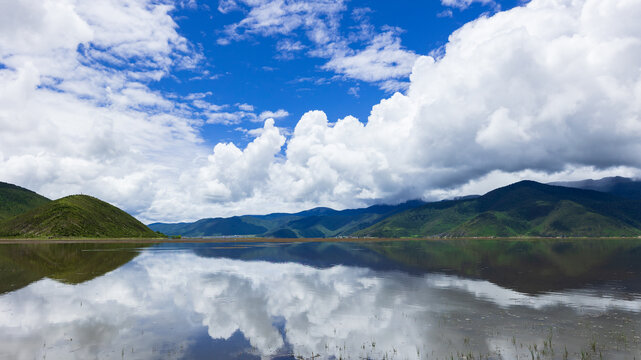 香格里拉纳帕海高原湖泊