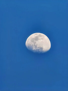 蓝天月