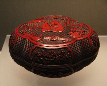 清中期剔红山水人物纹海棠式盒