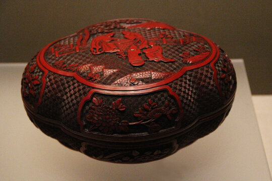清中期剔红山水人物纹海棠式盒