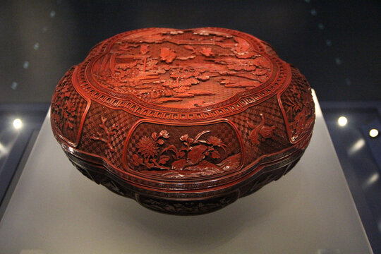 清中期剔红山水人物纹梅花式盒
