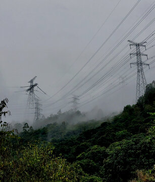 绿山雨雾