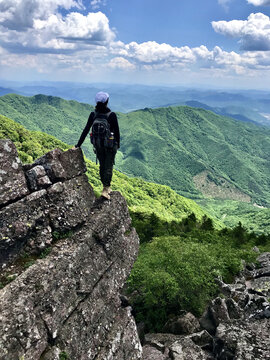 站在悬崖望远山