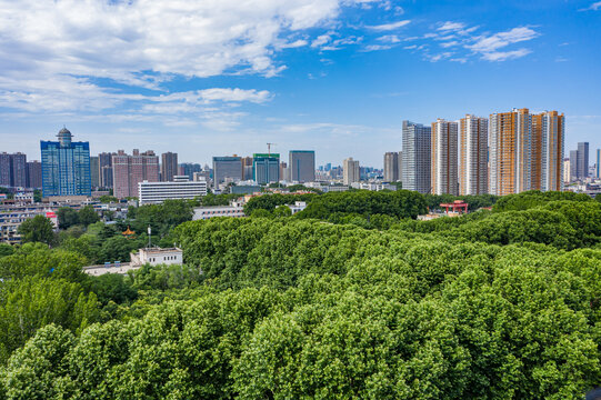 航拍郑州大学南校区绿树成荫