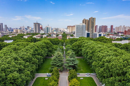 航拍郑州大学南校区绿树成荫