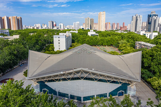 航拍郑州大学南校区校园体育馆