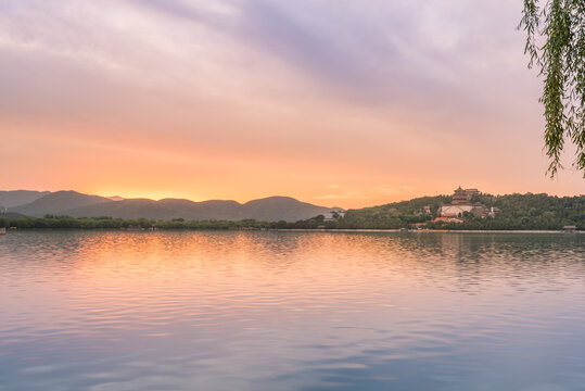 夕阳下的中国北京颐和园