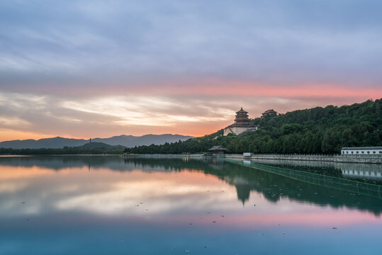 夕阳下的中国北京颐和园