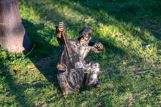 草地上的拉琴雕像特写