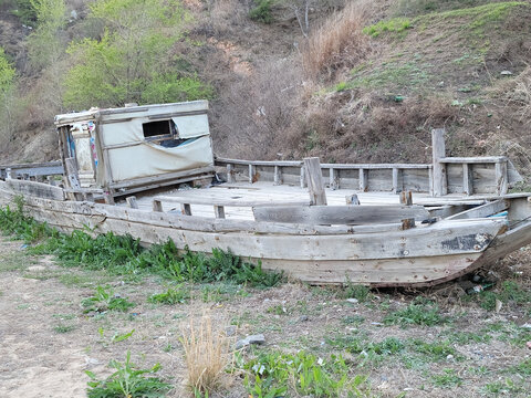 海边的破旧渔船
