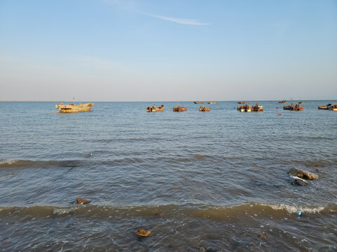 锦州浅海停泊的渔船