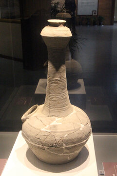 崧泽文化长颈陶壶
