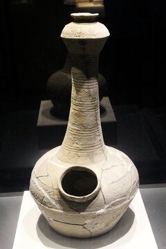 崧泽文化长颈陶壶