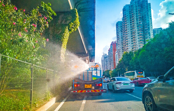 街头洒水车