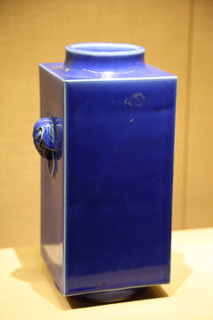 蓝釉象鼻琮式瓶