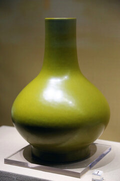 鳝黄釉球腹瓶