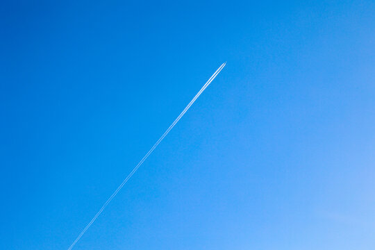 飞机在蓝天下飞行的低角度