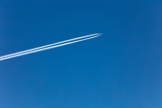 飞机在蓝天下飞行的低角度
