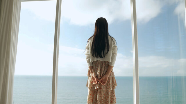 美女站在海景房里看海