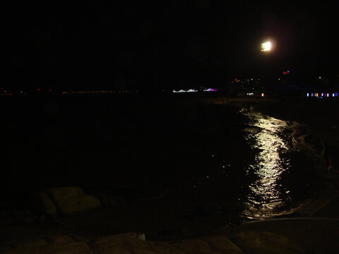 夜幕下的北戴河海滩
