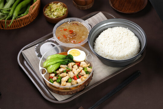 辣椒炒肉盖码饭