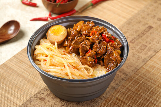 口味牛腩盖码饭